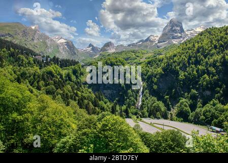 Un panorama del villaggio di Gourette nei Pirenei francesi. Foto Stock