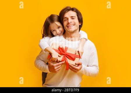 Figlia piccola e papà che celebra la festa del Padre Foto Stock