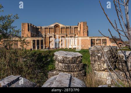 Le strutture della ricca città lidiana che sono sopravvissute fino ad oggi; Ci sono negozi, biblioteca, strada colonnata, sinagoga, palestra, hammam Foto Stock