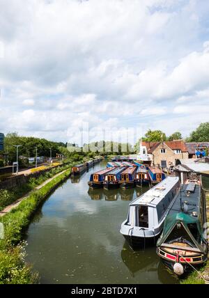 Ormeggiate barche sul canale a Heyford Wharf a Lower Heyford sul canale di Oxford, Oxfordshire. Foto Stock