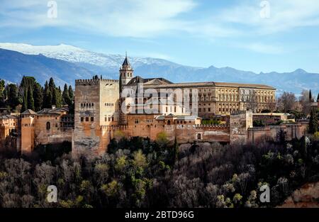 Granada, Andalusia, Spagna - Alhambra, castello moresco della città Alhambra, palazzi Nasridi, Palazzo di Carlo V, nella parte posteriore coperta di neve Sierra Nevada. Grana Foto Stock