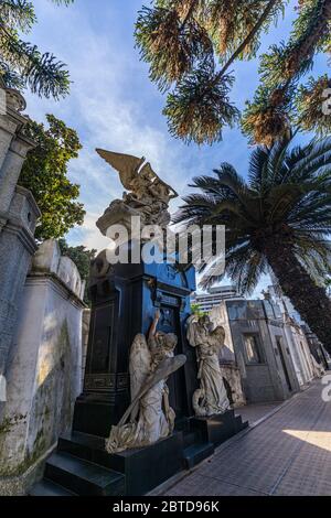 Statue e tombe in Recoleta elementare a Buenos Aires, Argentina Foto Stock