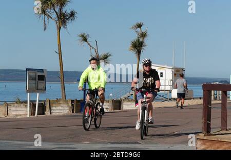 Bournemouth, Regno Unito. 25 maggio 2020. I ciclisti che si allenano sul lungomare di Bournemouth il lunedì delle feste di Spring Bank. Credit: Richard Crease/Alamy Live News Foto Stock