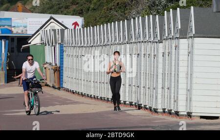 Bournemouth, Regno Unito. 25 maggio 2020. I runner che si allenano sul lungomare di Bournemouth il lunedì delle feste di primavera. Credit: Richard Crease/Alamy Live News Foto Stock