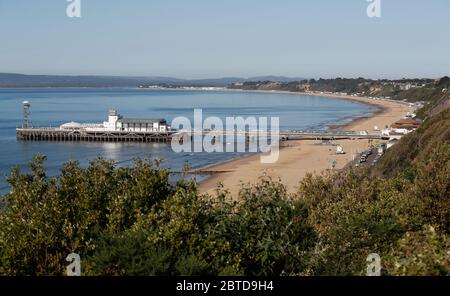 Bournemouth, Regno Unito. 25 maggio 2020. Bournemouth Beach pronto per il lunedì caldo delle feste della banca di primavera. Credit: Richard Crease/Alamy Live News Foto Stock