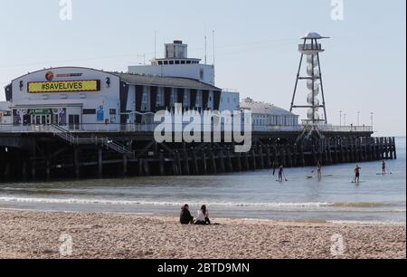 Bournemouth, Regno Unito. 25 maggio 2020. Bournemouth Beach e Pier prima che la folla scenda sul caldo Lunedi' festivo della Banca. Credit: Richard Crease/Alamy Live News Foto Stock