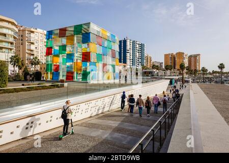 Malaga, Andalusia, Spagna - Cubo di vetro del Centro Pompidou, quartiere del Porto nuovo con l'elegante lungomare del porto Muelle uno. Malaga, Andalusia, Spa Foto Stock