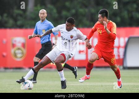 Il calciatore brasiliano Ricardo Lopes Pereira, o semplicemente Ricardo Lopes, di Shanghai SIGG F.C., ha lasciato, lotte per la palla durante una partita di riscaldamento contro la nazionale di calcio cinese, Shanghai, Cina, 21 maggio 2020. La nazionale di calcio cinese ha fatto schiantare la squadra di calcio SIPG di Shanghai con un 4-1 durante una partita di riscaldamento che si è tenuta a Shanghai, Cina. Foto Stock