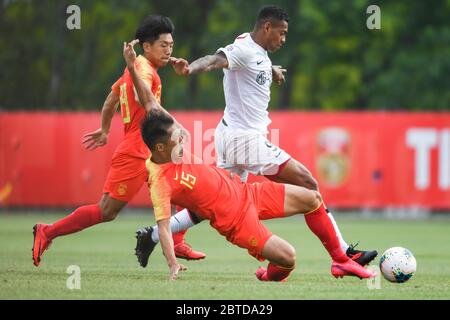 Il calciatore brasiliano Ricardo Lopes Pereira, o semplicemente Ricardo Lopes, di Shanghai SIGG F.C., a destra, lotta per la palla durante una partita di riscaldamento contro la nazionale di calcio cinese, Shanghai, Cina, 21 maggio 2020. La nazionale di calcio cinese ha fatto schiantare la squadra di calcio SIPG di Shanghai con un 4-1 durante una partita di riscaldamento che si è tenuta a Shanghai, Cina. Foto Stock