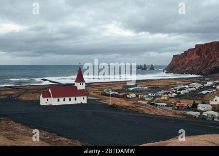 Il paesaggio intorno a Vik, una piccola città nel sud dell'Islanda con una famosa chiesa Vik Foto Stock