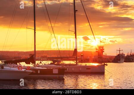 Porto degli Yacht e il bellissimo tramonto su Varna, Bulgaria. Barca a vela porto, molte belle ormeggiate barche a vela in mare. Foto Stock