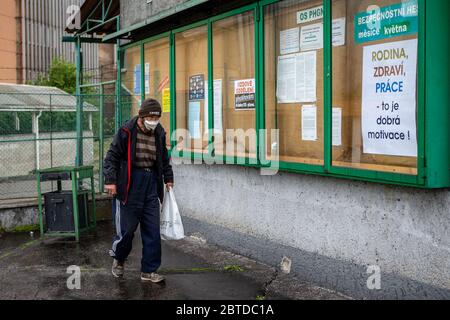 Karvina, Repubblica Ceca. 23 maggio 2020. I test condotti nella miniera di carbone nero di Darkov a Karvina (nella foto del 23 maggio 2020), Moravia settentrionale, hanno rivelato 212 casi COVID, 154 dei quali minatori o altri dipendenti della miniera, 54 membri della famiglia e quattro lavori in altre miniere, ha dichiarato ai giornalisti a Praga il ministro della Sanità Adam Vojtech, Repubblica Ceca, 24 maggio 2020. Sei dei dipendenti infetti sono pendolari dalla Polonia. I test relativi alla miniera di Darkov proseguiranno fino a lunedì. Foto Stock