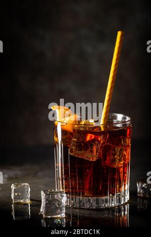 Cocktail Cuba Libre fresco con rum, cola e limone marrone su sfondo ligneo Foto Stock