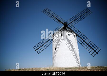 Mulini a vento a Alcazar de San Juan Ciudad Real Provincia, Castilla La Mancha, in Spagna. Foto Stock