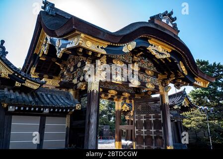 Porta Karamon nel Palazzo Ninomaru, Castello Nijo, Kyoto, Giappone Foto Stock