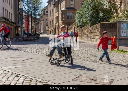 Nipote sta giocando con la nonna Rolator ad Aachen, Germania Foto Stock