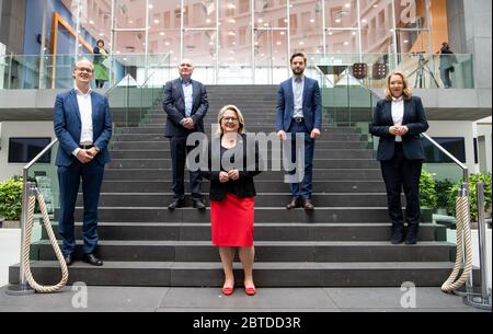 25 maggio 2020, Berlino: Svenja Schulze (M, SPD), Ministro federale dell'ambiente, insieme a Sebastian Dullien (l-r), Istituto di Macroeconomia e di Ricerca sul ciclo economico (IMK), Achim Truger, Università di Duisburg-Essen, membro del Consiglio tedesco di esperti economici, Matthias Runkel, Forum Ökologisch-Soziale Marktwirt, Clauptschaft (FÖS) e Clauf (Clauf). Istituto tedesco di ricerca economica (DIW), presenta alla Conferenza federale della stampa proposte per il progetto di stimolo economico. Il tema di uno studio commissionato dal Ministero da quattro istituti di ricerca economica è ' Foto Stock