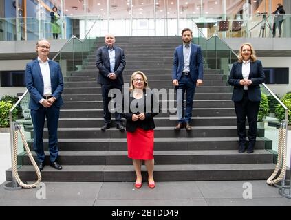 25 maggio 2020, Berlino: Svenja Schulze (M, SPD), Ministro federale dell'ambiente, insieme a Sebastian Dullien (l-r), Istituto di Macroeconomia e di Ricerca sul ciclo economico (IMK), Achim Truger, Università di Duisburg-Essen, membro del Consiglio tedesco di esperti economici, Matthias Runkel, Forum Ökologisch-Soziale Marktwirt, Clauptschaft (FÖS) e Clauf (Clauf). Istituto tedesco di ricerca economica (DIW), presenta alla Conferenza federale della stampa proposte per il progetto di stimolo economico. Il tema di uno studio commissionato dal Ministero da quattro istituti di ricerca economica è ' Foto Stock