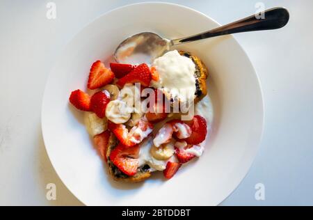 Colazione: Fragole, banana, yogurt e un muffin al mirtillo Foto Stock