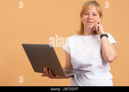 Ritratto di lei bella attraente abbastanza soddisfare riuscito allegro allegro cheery blonde-capelli donna che tiene nelle mani laptop che lavora a distanza isolato sopra Foto Stock