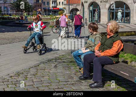 Nipote sta giocando con la nonna Rolator ad Aachen, Germania Foto Stock