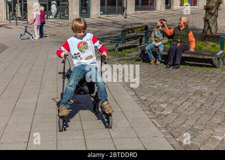 Nipote sta giocando con la nonna Rolator ad Aachen, Germania Foto Stock