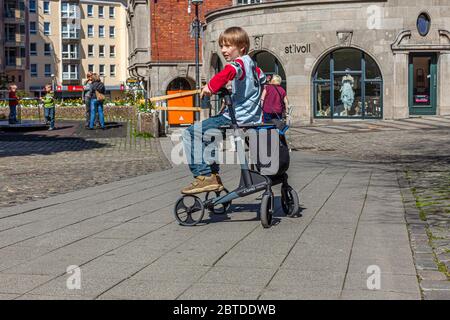 Nipote sta giocando con la nonna Rolator ad Aachen, Germania Foto Stock