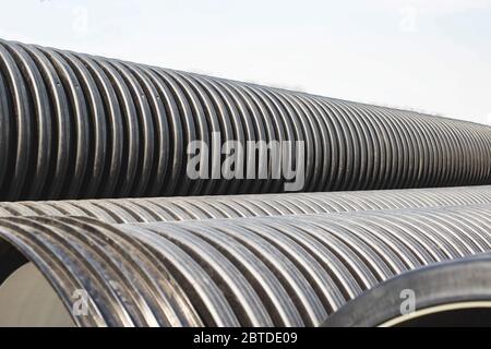 Tubi in plastica di grande diametro per l'alimentazione di acqua e riscaldamento alla casa. Metodo moderno di posa di tubi durevoli, resistenza chimica Foto Stock