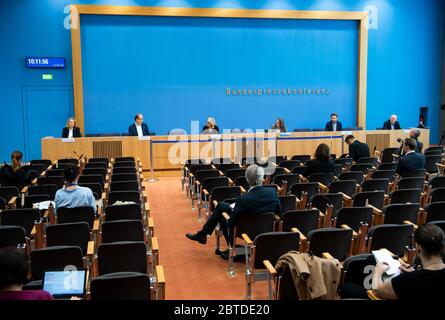 25 maggio 2020, Berlino: Svenja Schulze (M, SPD), Ministro federale dell'ambiente, insieme a Claudia Kemfert (l), Istituto tedesco di ricerca economica (DIW), Sebastian Dullien (2 da sinistra), Istituto di Macroeconomia e di Ricerca sul ciclo economico (IMK), Matthias Runkel (2 da destra), Forum Ökologisch-Soziale Marktwirtschaft (FÖS) e Achugr) ( ), ( ) L'Università di Duisburg-Essen, membro del Consiglio tedesco di esperti economici, presenta alla Conferenza federale della stampa proposte per il progetto di pacchetto di stimoli economici. Oggetto di uno studio commissionato dal Ministero a quattro econom Foto Stock