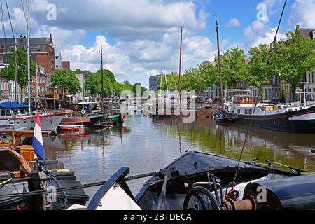 groningen, olanda - 2020-05-20: un gran numero di case galleggianti ormeggiate sullo storico canale di noorderhaven Foto Stock