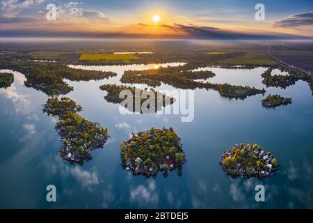Budapest, Ungheria - Vista aerea del lago Kavicsos (Kavicsos to) del distretto di Csepel con piccole isole di pesca su di esso. Capanne da pesca, moli e cabine su Foto Stock