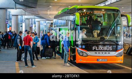 Duesseldorf, Renania Settentrionale-Vestfalia, Germania - i lavoratori stagionali atterrano all'aeroporto di Duesseldorf con aerei speciali dalla Romania, autobus portano il raccolto Foto Stock