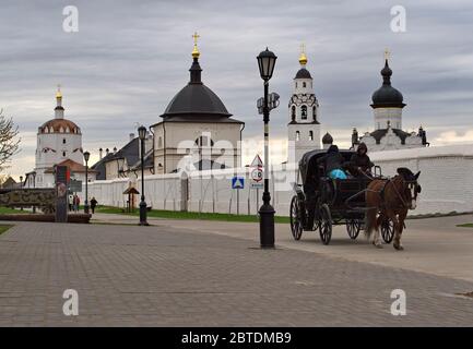 Sviyazhsk. La chaise sullo sfondo del monastero vergine Dormizione Foto Stock