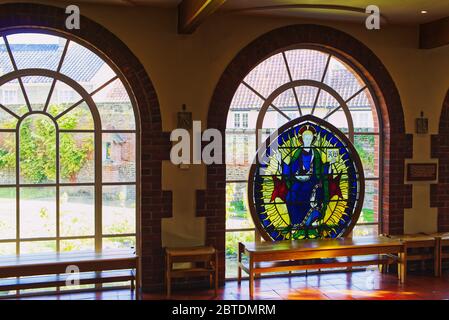 Vetrate colorate nella chiesa del Santuario Anglicano di nostra Signora di Walsingham, Little Walsingham, Norfolk, Regno Unito Foto Stock