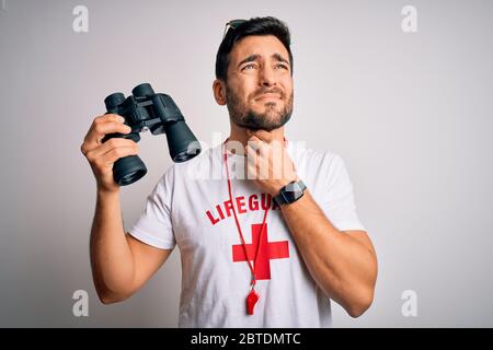 Giovane bagnino con barba con t-shirt con croce rossa e occhiali da sole che usano fischio che tocca il collo doloroso, mal di gola per influenza, coagulo e infettare Foto Stock