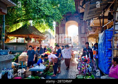 Mercato mattutino a Ubud, Bali Island, Indonesia. Il mercato mattutino che apre nelle prime ore del mattino Foto Stock