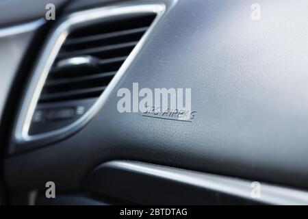 Profondità di campo superficiale del cruscotto di un'auto con attenzione alla parola Air in SRS airbag Foto Stock