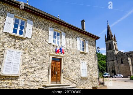 Municipio e chiesa, Dizimieu, Isère, Francia Foto Stock