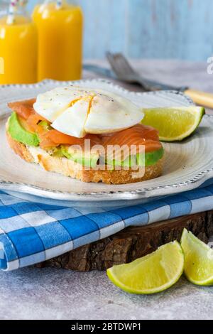 Uovo in camicia, salmone e avocado panino aperto Foto Stock