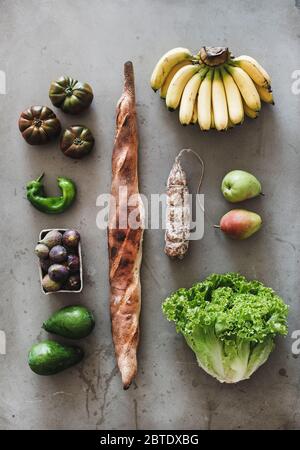 Piatto di verdure fresche sane, frutta, verdure, pane e salsiccia Foto Stock