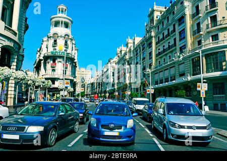 MADRID, SPAGNA - 11 AGOSTO: Vista della Gran Via il 11 agosto 2014 a Madrid, Spagna. Questa strada è conosciuta come la Broadway spagnola perché è lo Foto Stock