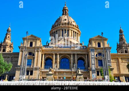 BARCELLONA, SPAGNA - 16 AGOSTO: Facciata di Palau Nacional de Montjuic il 16 agosto 2014 a Barcellona, Spagna. Costruito per l'esposizione internazionale 1929 Foto Stock