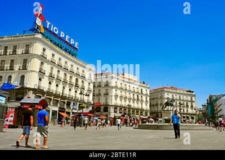 MADRID, SPAGNA - 11 AGOSTO: Persone che camminano in piazza Puerta del Sol il 11 agosto 2014 a Madrid, Spagna. Questa popolare piazza pedonale è una delle b Foto Stock