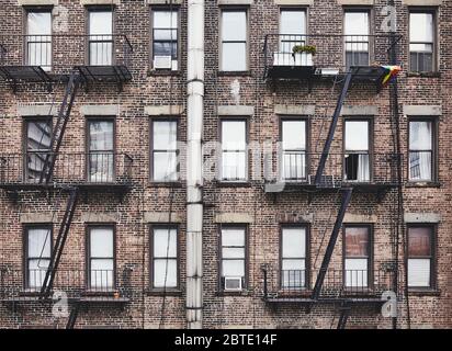 Foto in stile retrò di un edificio residenziale con scappate di fuoco, New York City, USA. Foto Stock