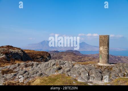 La cima di Ann Sgurr sull'isola di Eigg che guarda sopra all'isola di Rum Foto Stock