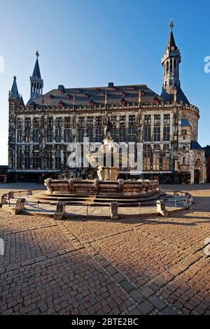 Karlsbrunnen (fontana) di fronte al municipio nella città vecchia, Germania, Nord Reno-Westfalia, Aix-la-Chapelle Foto Stock