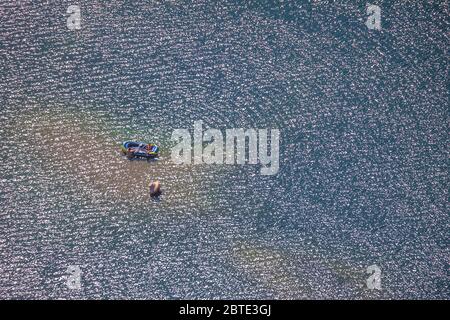 Gommone su una riva di sabbia del lago Tenderingssee, Huenxe Bruckhausen, 30.08.2019, vista aerea, Germania, Nord Reno-Westfalia, Ruhr Area, Huenxe Foto Stock