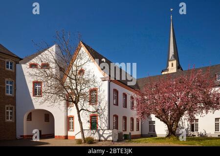 Faermyard di Brauweiler Abbazia con chiesa di San Nikolaus, Germania, Nord Reno-Westfalia, basso Reno, Pulheim Foto Stock