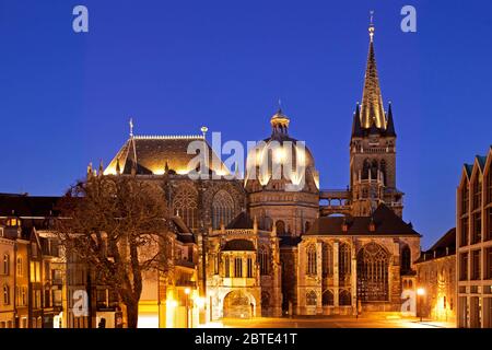 Cattedrale illuminata di Aquisgrana in serata, Germania, Nord Reno-Westfalia, Aix-la-Chapelle Foto Stock