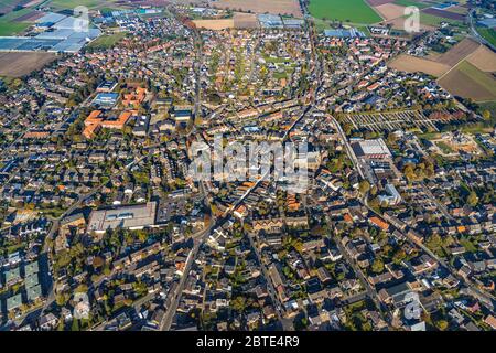 Città vecchia di Straelen con la chiesa di San Pietro e Paolo, 31.10.2019, vista aerea, Germania, Nord Reno-Westfalia, Straelen Foto Stock